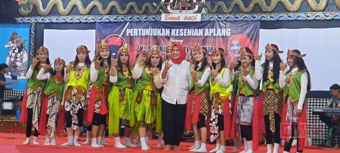 Sri Ruwiyati Gelar Pertunjukan Kesenian Aplang di Desa Kemranggon
