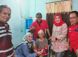 Sri Ruwiyati Serahkan Kursi Roda Kepada Warga Kelurahan Semarang