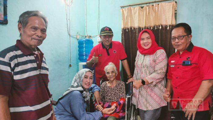 Sri Ruwiyati Serahkan Kursi Roda Kepada Warga Kelurahan Semarang