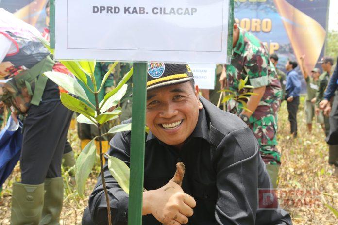 Tanam Pohon Mangrove, Taufik Peranan Hutan Mangrove Penting Bagi Kehidupan
