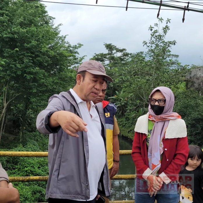Tinjau Penanganan Jembatan Kali Pelus, Bupati Husein Minta Masyarakat Sabar