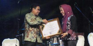 Transformasi BUMDesa Sukses, Bupati Tiwi Terima Penghargaan Bakti Ekonomi Desa