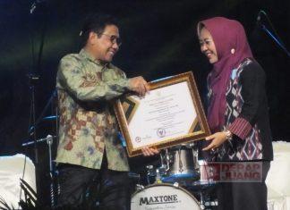 Transformasi BUMDesa Sukses, Bupati Tiwi Terima Penghargaan Bakti Ekonomi Desa