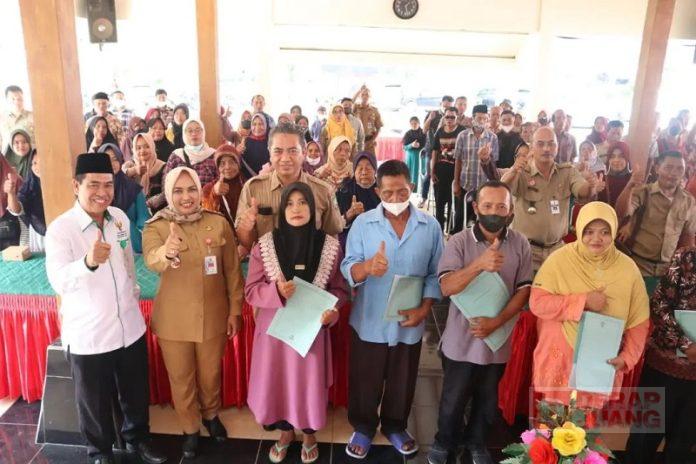 Tri Yuli Setyowati Salurkan Bantuan Modal Warga Ekonomi Lemah (2)