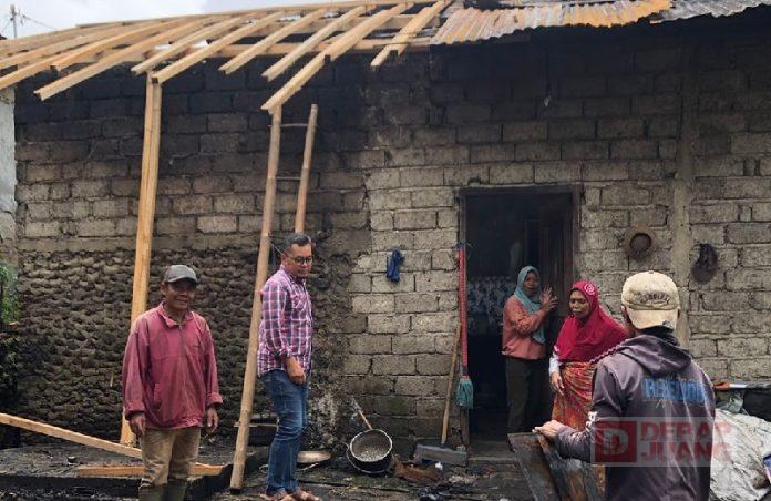 Warga Desa Pulosari Rumahnya Dilalap Si Jago Merah, Tiyo Beri Bantuan Rehab Rumah