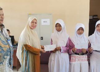 Warti Suci Serahkan Bantuan PIP untuk Siswa SMP Negeri 1 Buaran