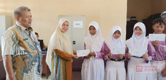 Warti Suci Serahkan Bantuan PIP untuk Siswa SMP Negeri 1 Buaran