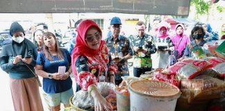 Sri Mulyani Gelar Sidak Harga Sembako di Dua Pasar