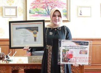 Sri Mulyani Raih Penghargaan Top Of The Year
