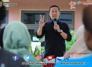 Kadar Lusman Serahkan Sertifikat PTSL untuk Warga Ngaliyan