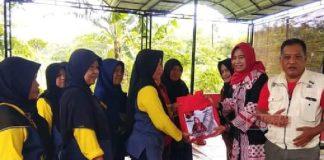 Kadarwati Beri Bantuan Sembako di Dapur Umum Desa Trasan