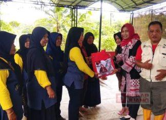 Kadarwati Beri Bantuan Sembako di Dapur Umum Desa Trasan