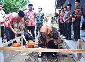 Mbak Yuni Letakkan Batu Pertama Pembangunan Masjid Sekolah