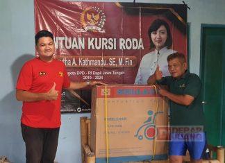Roy Adinata Serahkan Bantuan Kursi Roda dari Mbak Casytha