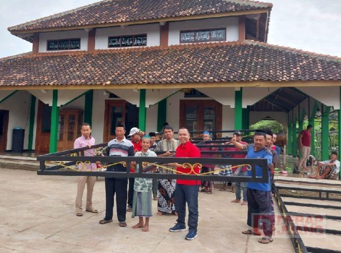 Zaenudin Salurkan Bantuan Kanopi untuk Masjid Nurul Huda