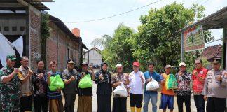 Bupati Demak Serahkan Bantuan Bagi Warga Terdampak Banjir di Desa Ploso