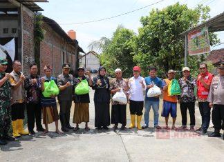 Bupati Demak Serahkan Bantuan Bagi Warga Terdampak Banjir di Desa Ploso