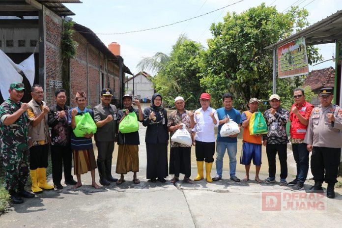 Bupati Demak Serahkan Bantuan Bagi Warga Terdampak Banjir di Desa Ploso