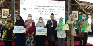 Bupati Demak Serahkan Bantuan pada Sosialisasi JK dan JKK UHC 2023