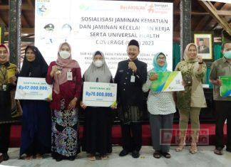 Bupati Demak Serahkan Bantuan pada Sosialisasi JK dan JKK UHC 2023