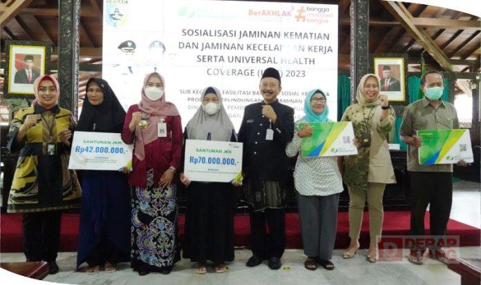 Bupati Demak Serahkan Bantuan pada Sosialisasi JK dan JKK UHC 2023