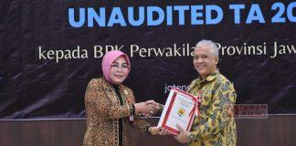 Bupati Grobogan Sri Sumarni Serahkan Laporan Keuangan Unaudited TA 2022