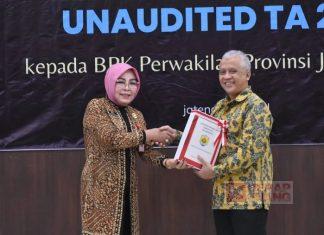 Bupati Grobogan Sri Sumarni Serahkan Laporan Keuangan Unaudited TA 2022