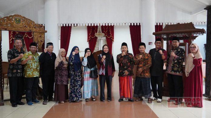 Bupati Tiwi Berangkatkan Umrah Lima Warga Purbalingga