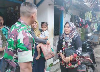 Cegah Stunting, Junaenah Bersama Babinsa Batang Bagikan Makanan Tambahan