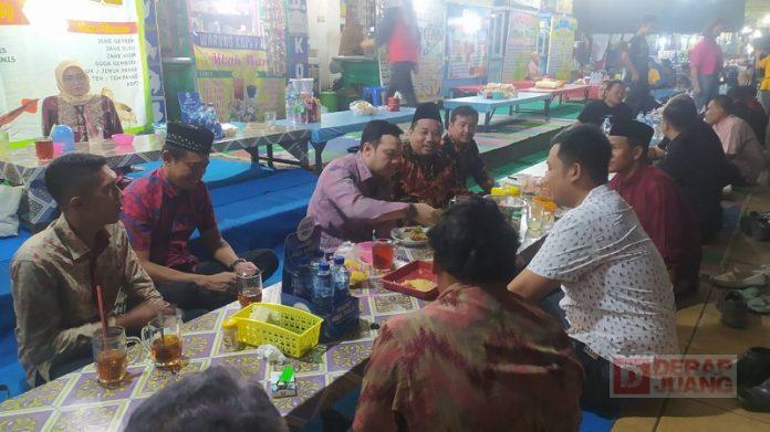 Dede dan Ridwan Datang, Jajanan Kaki Lima Alun-alun Batang Laris Manis