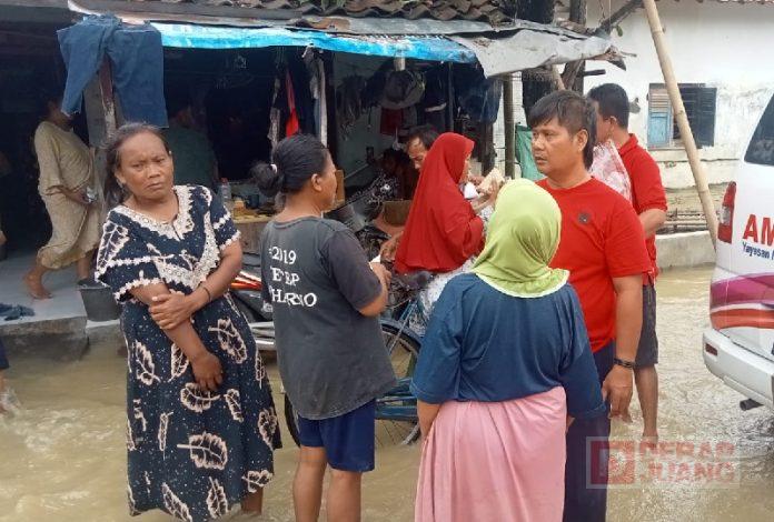 Desa Binaan Terkana Banjir, Glompong Bagikan Ratusan Makanan dan Paket Sembako