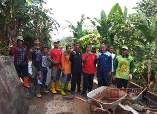 Gotong-Royong, Zaenudin Salurkan Bantuan Tebing Jalan