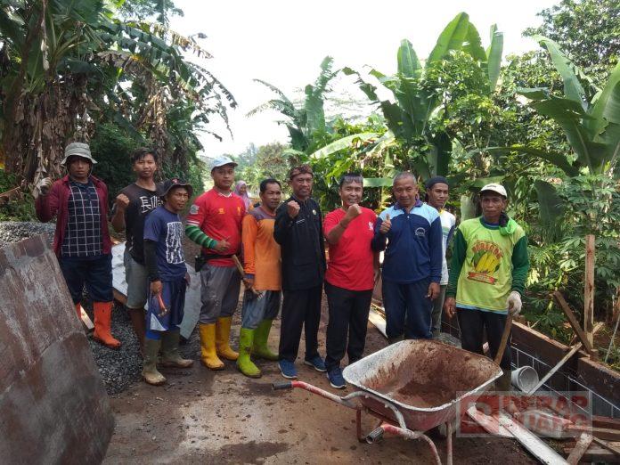 Gotong-Royong, Zaenudin Salurkan Bantuan Tebing Jalan