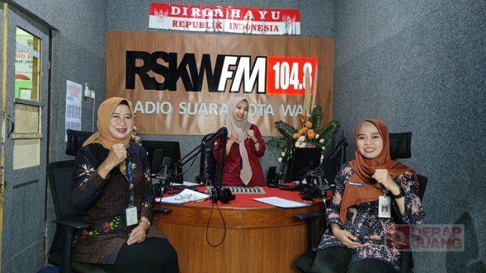 Mbak Eisti Himbau Warga Demak Melek Informasi Terkait Rokok Ilegal