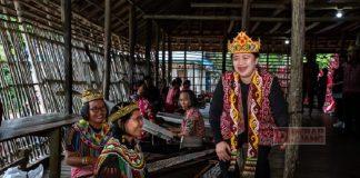 Mengenakan Tenun Ikat Khas Dayak, Mbak Puan Kunjungi Rumah Betang