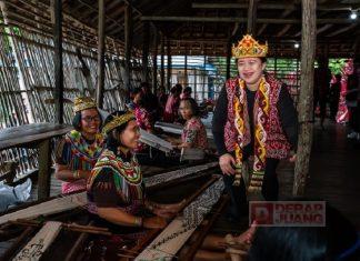 Mengenakan Tenun Ikat Khas Dayak, Mbak Puan Kunjungi Rumah Betang