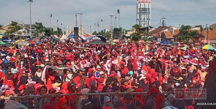Puluhan Ribu Orang Ikut Semarakkan Jalan Santai Bareng Banteng Kota Tegal (2)