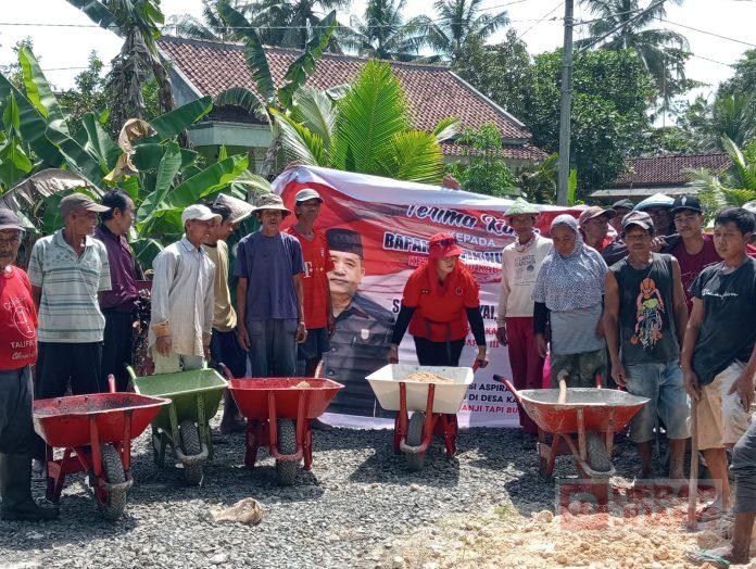 Salurkan Batu Cabluk di Sidamukti, Bu Nyai Ini Bentuk Kepedulian Pak Taufik