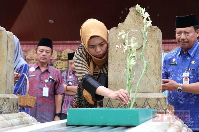 Sambut Ramadhan dan Hari Jadi Demak, Mbak Eisti Ziarah ke Makam Sultan Fatah
