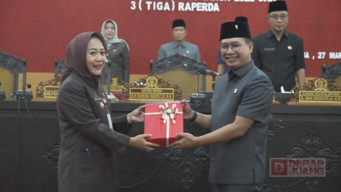 Sampaikan Pertanggungjawaban ke DPRD, Bupati Tiwi Paparkan 11 Pencapaian