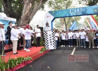 Sri Sumarni Buka Jalan Sehat Bersama BUMN