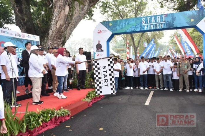 Sri Sumarni Buka Jalan Sehat Bersama BUMN
