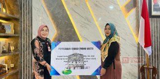 Sri Sumarni Serahkan Hadiah Umroh Undian Grobogan Bersholawat 2023