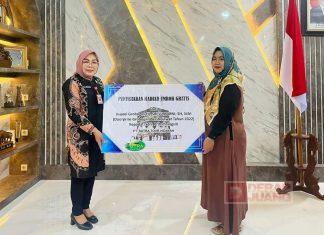 Sri Sumarni Serahkan Hadiah Umroh Undian Grobogan Bersholawat 2023