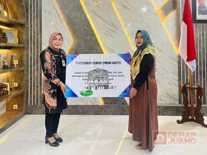 Sri Sumarni Serahkan Hadiah Umroh Undian Grobogan Bersholawat 2022