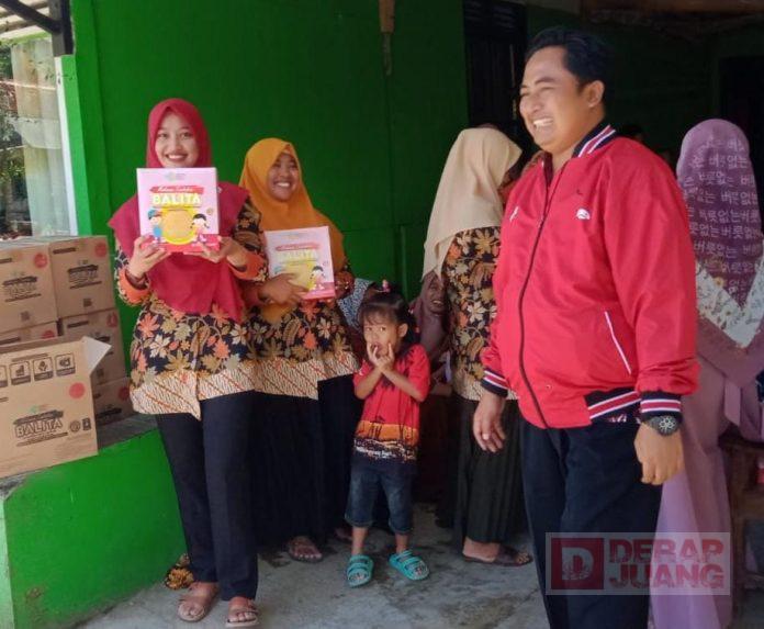 Upaya Cegah Stunting, KomandanTe Pujiyono Bagikan MPASI Kepada Warga Sidaurip