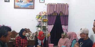 Wati selaku KomandanTe Bintang ll Dapil 4 Kabupaten Batang terus bergerak dalam memperkuat mesin Partai dengan silaturahmi ke rumah ranting PDI Perjuangan di Desa Soka