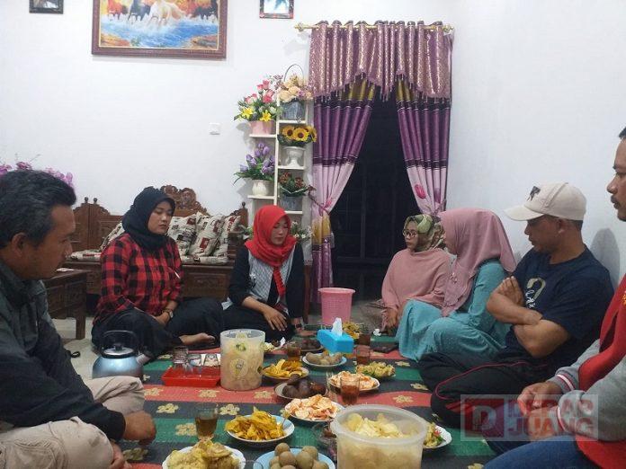 Wati selaku KomandanTe Bintang ll Dapil 4 Kabupaten Batang terus bergerak dalam memperkuat mesin Partai dengan silaturahmi ke rumah ranting PDI Perjuangan di Desa Soka Wati selaku KomandanTe Bintang ll Dapil 4 Kabupaten Batang terus bergerak dalam memperkuat mesin Partai dengan silaturahmi ke rumah ranting PDI Perjuangan di Desa Soka