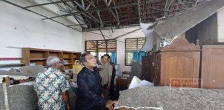 Terkait Jebolnya Atap SD N 8 Panggung, Edy Suripno Angkat Bicara Ketua Komisi I DPRD Kota Tegal, H Edy Suripno SH MH saat meninjau lokasi pada Rabu (01/03/2023) jebolnya atap plavon di SD Negeri 8 Panggung