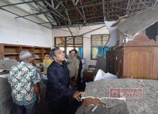 Ketua Komisi I DPRD Kota Tegal, H Edy Suripno SH MH saat meninjau lokasi pada Rabu (01/03/2023) jebolnya atap plavon di SD Negeri 8 Panggung